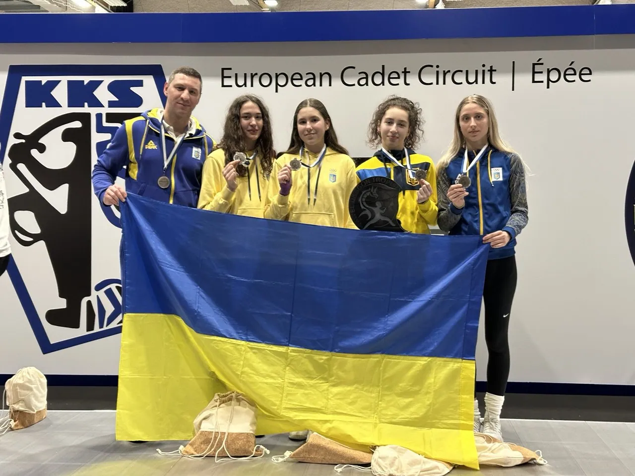 ЄКЦ 2025 Краків: Команда шпажисток четвертий етап поспіль не сходить з п’єдесталу, Арсеній Бондарчук здобуває дебютну нагороду на змаганнях такого рівня!